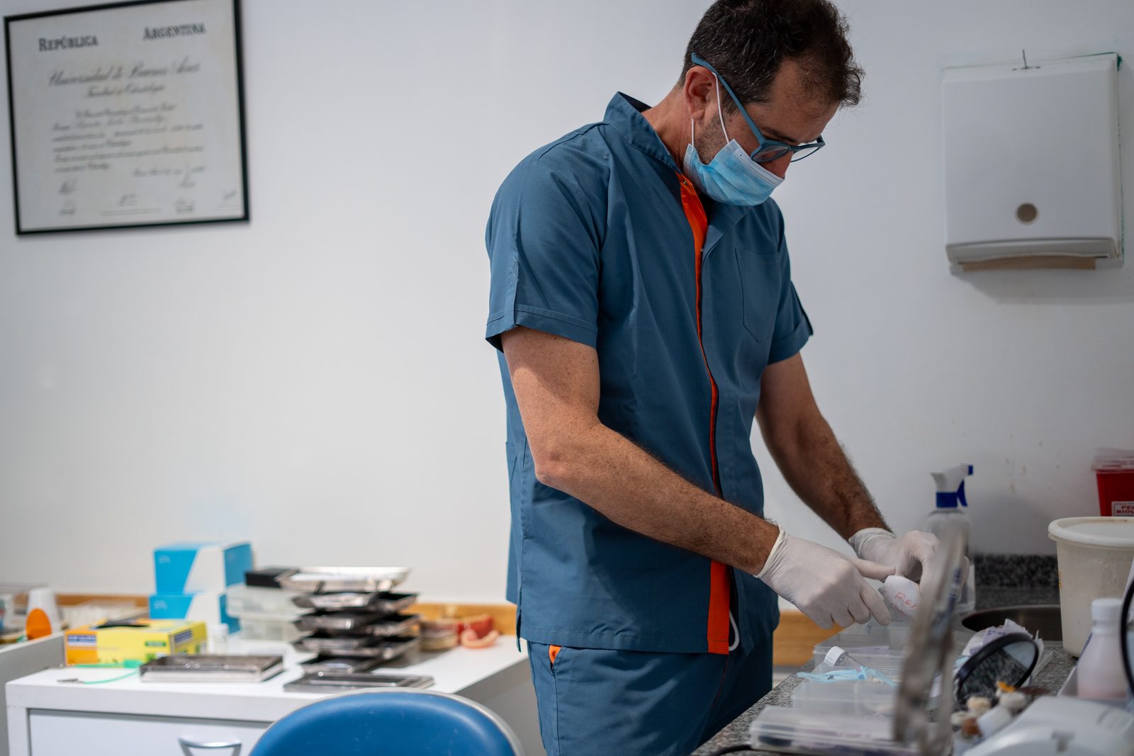Odontólogo preparando el instrumental antes de una consulta